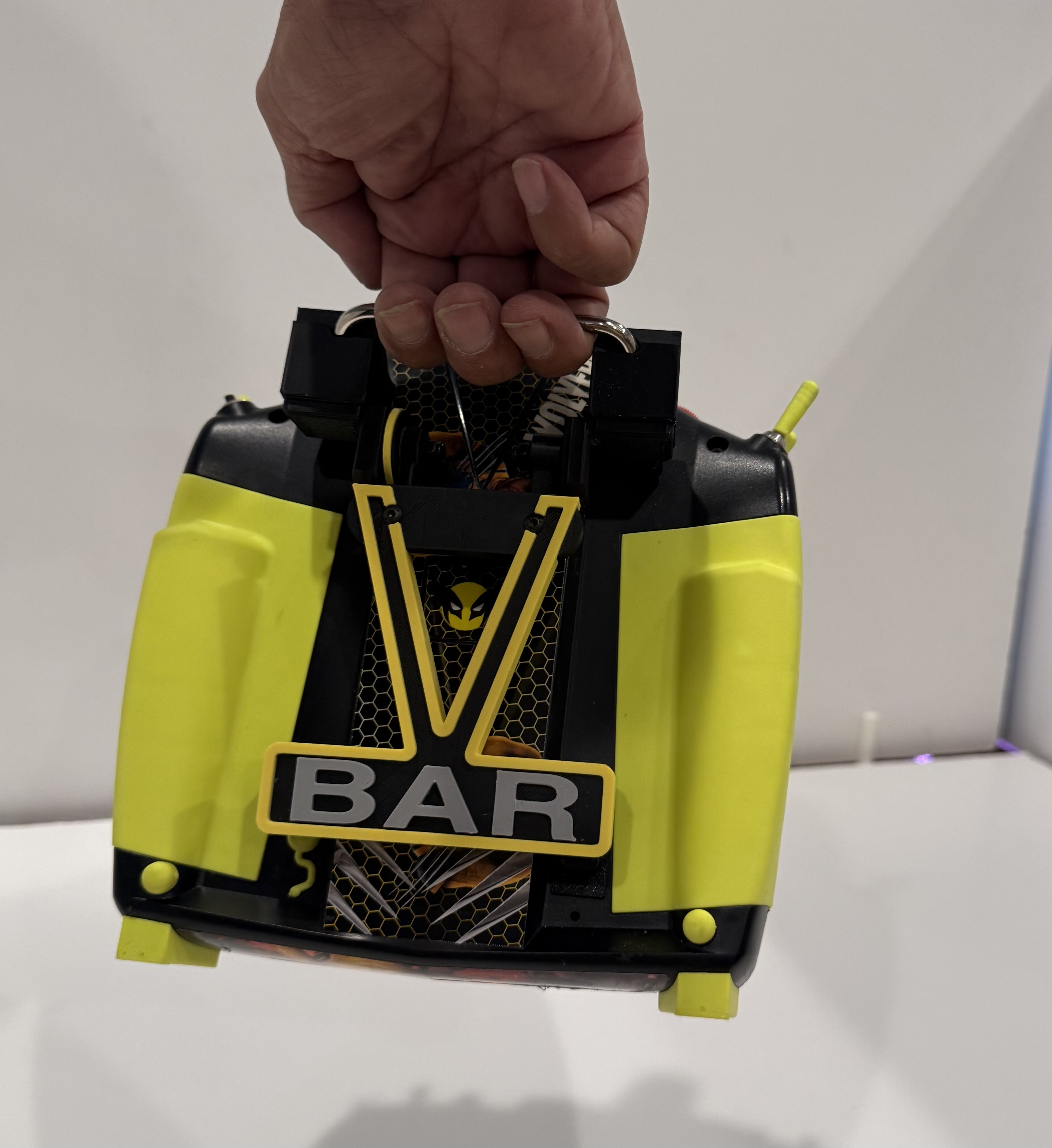 VBar stand mechanical clearance near the curved carrying handle